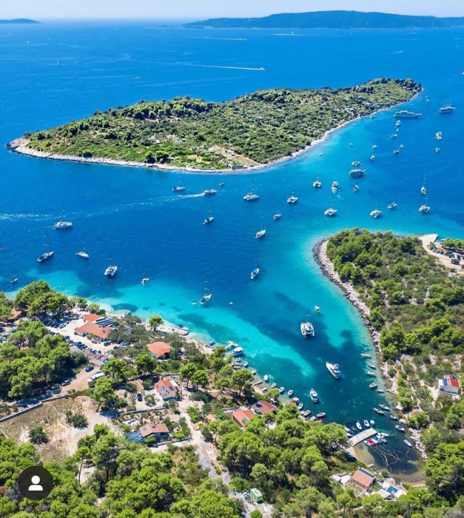 Duga bay, Okrug and view of island St. Fumija